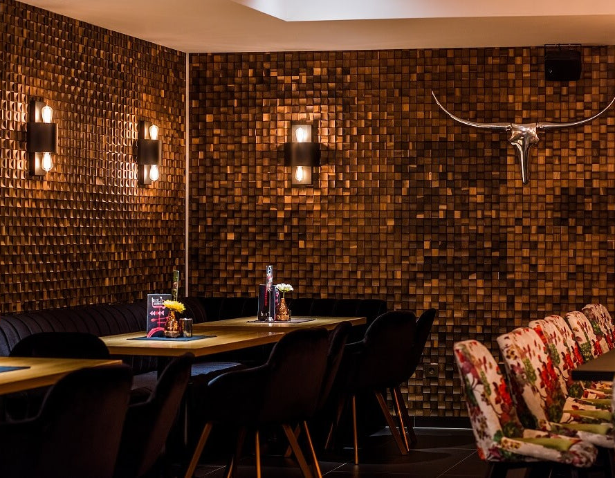 moderne Bar mit Wandverkleidung Holzmosaik St. Moritz geräuchert