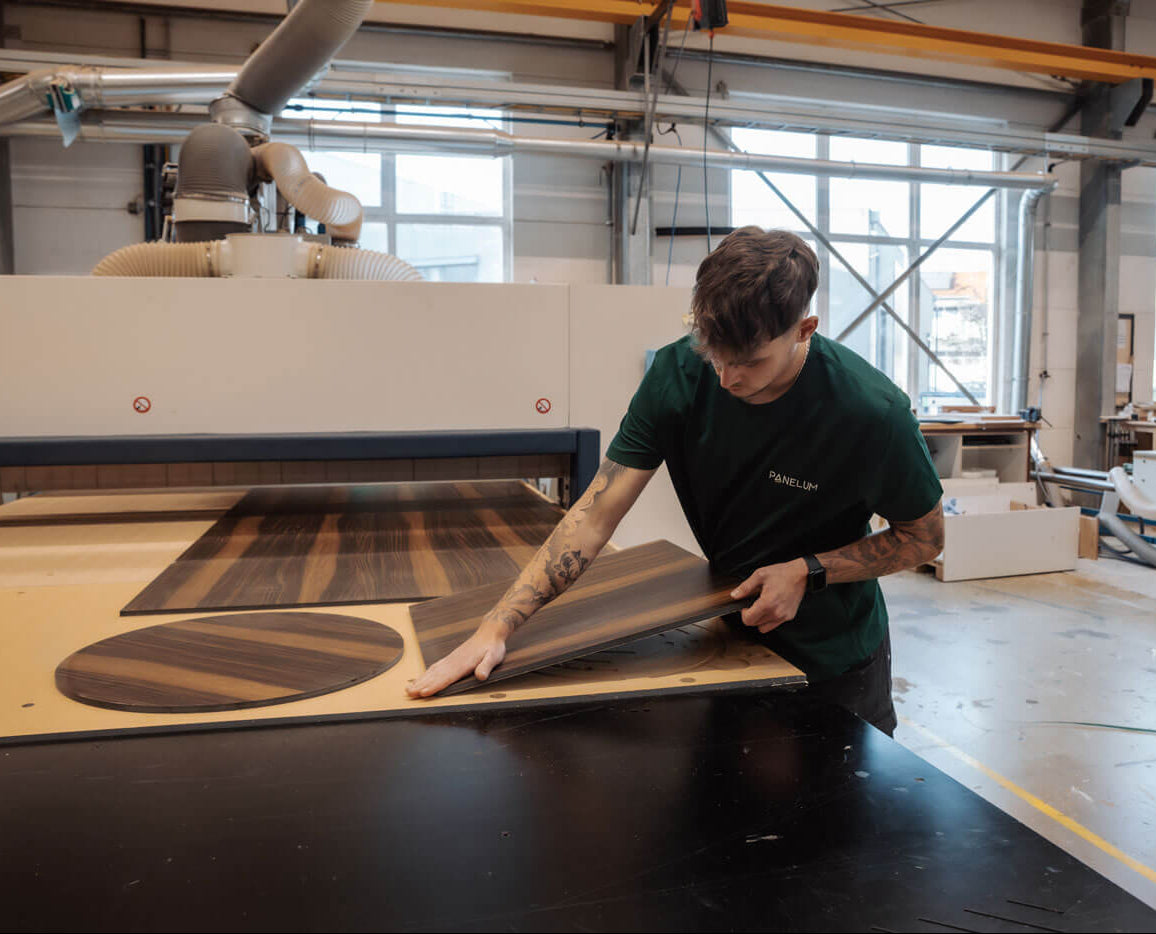 Andreas beim Zuschnitt verschiedener HPL Tischplatten
