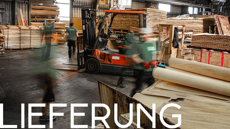 Arbeitsszene in der Produktion mit Stapler