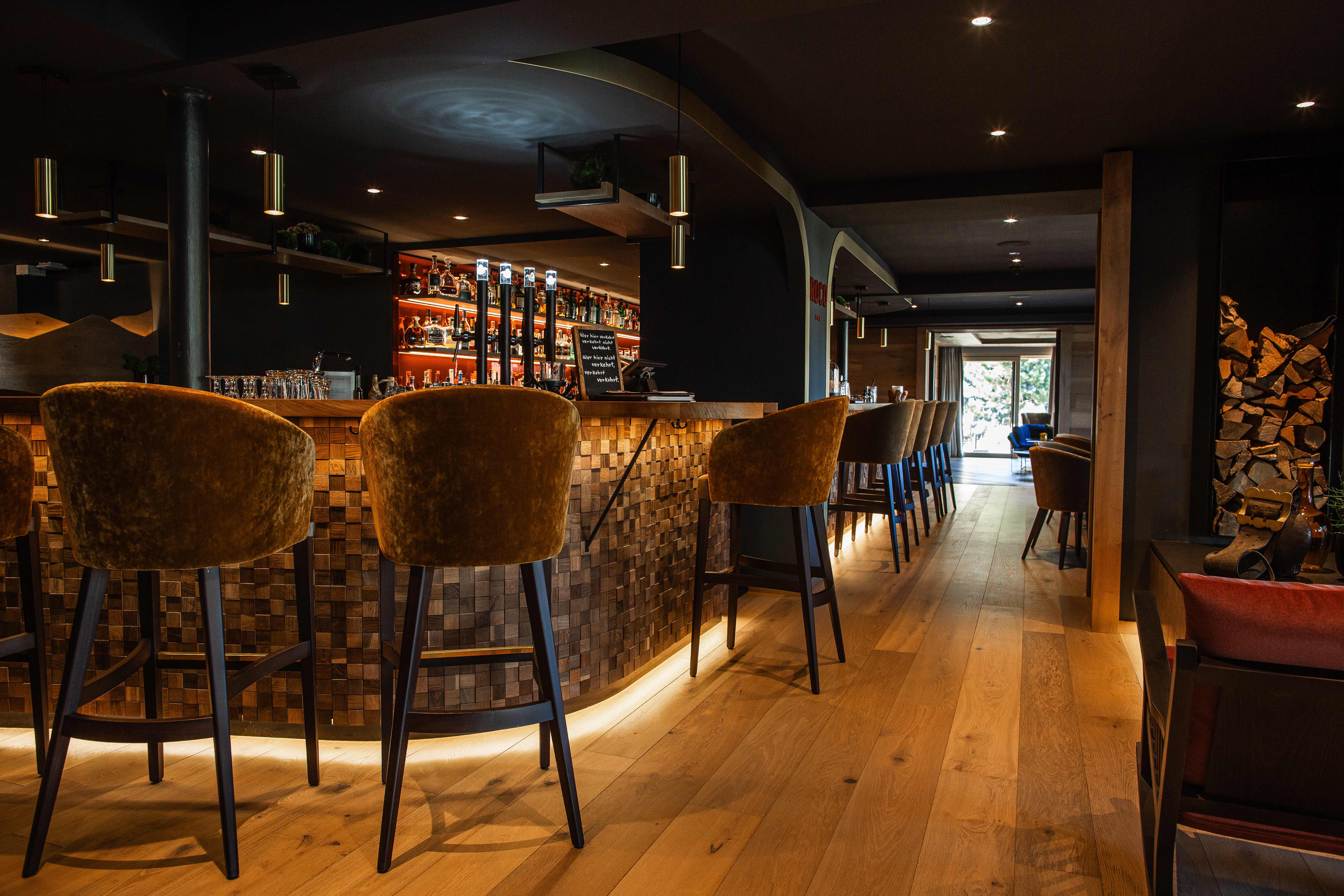 Moderne Bar mit Holzmosaik Hamburg geräuchert als Bar-Berkleidung