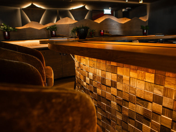 Moderne Bar mit Verkleidung aus Holzmosaik Hamburg geräuchert