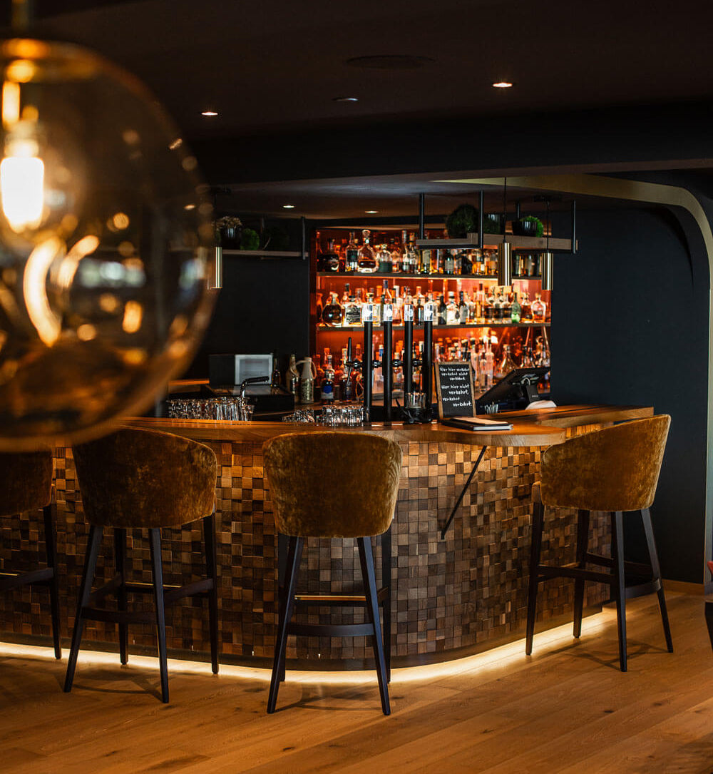 Moderne Bar mit Verkleidung aus Holzmosaik Hamburg geräuchert