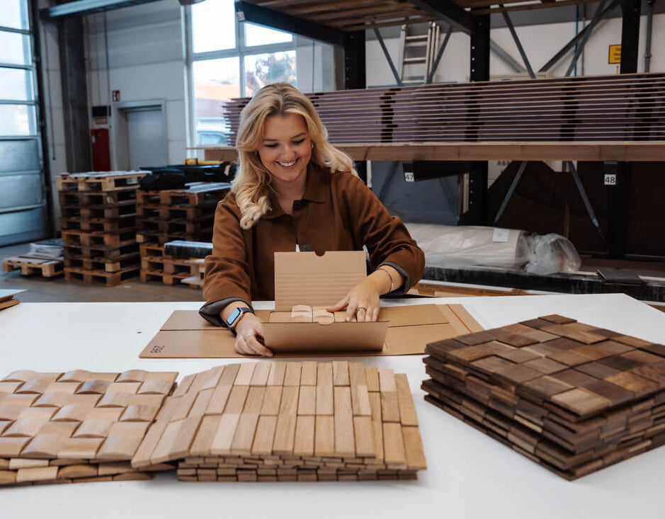Miriam beim Verpacken einer Holzmosaik Bestellung 