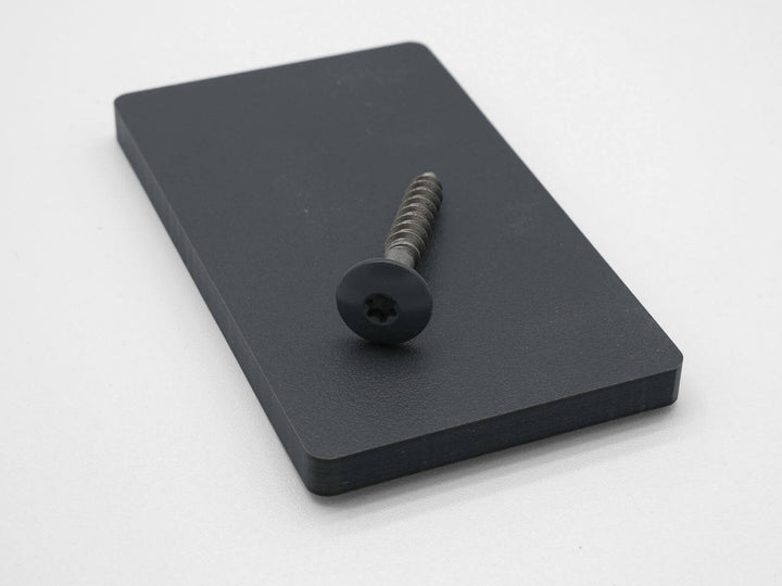 HPL Schraube Basaltgrau RAL 7012 auf einem farbgleichen HPL Muster