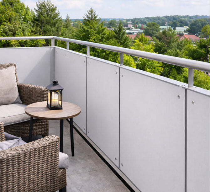 Balkon mit Brüstung aus weißen HPL-Platten