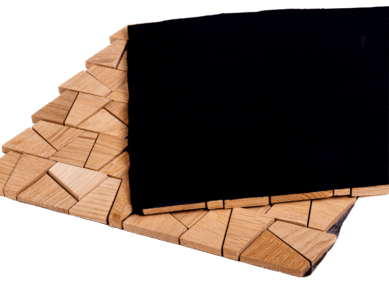 Holzmosaikfliese, Rückseite mit schwarzem Trägermaterial sichtbar