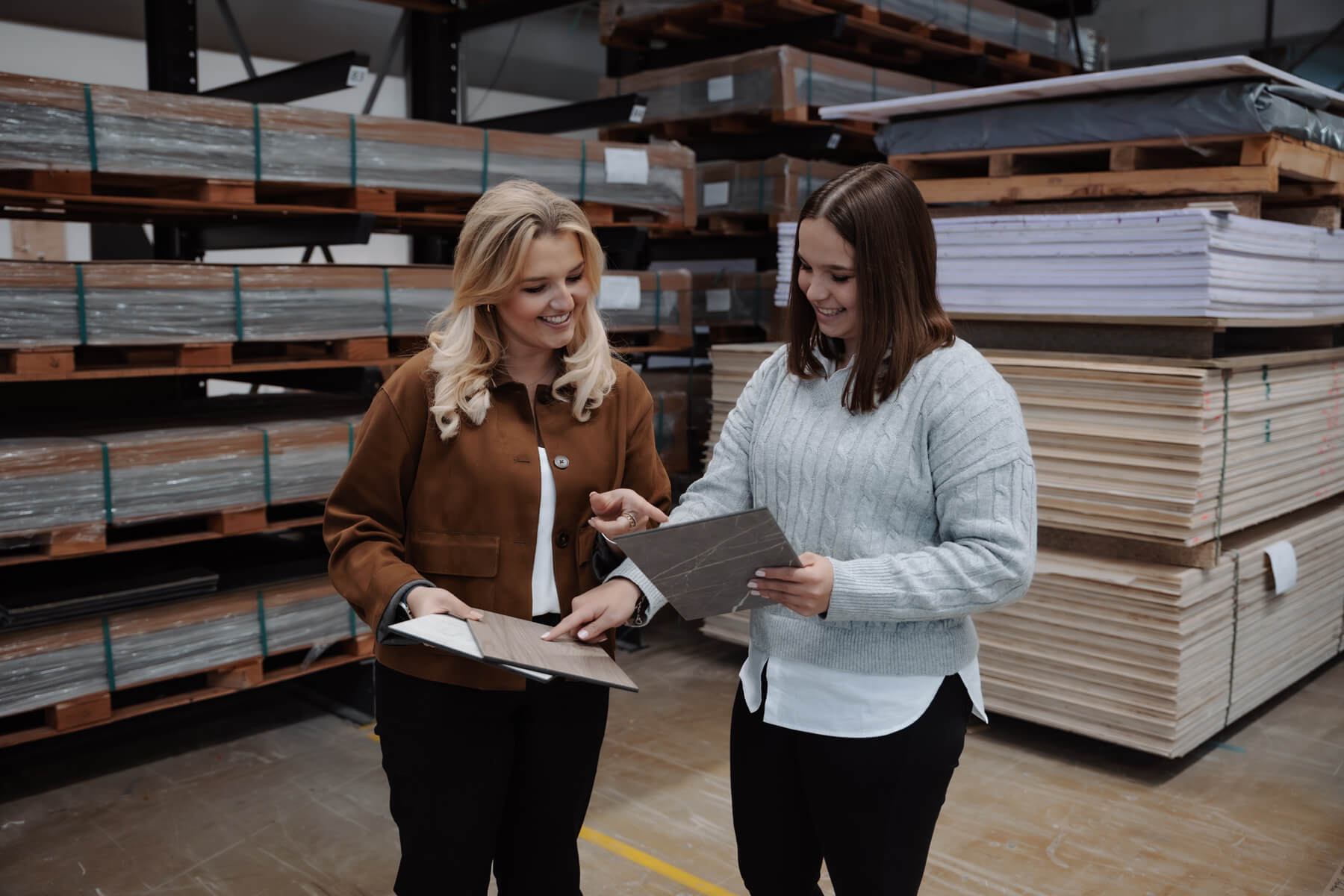 Miriam und Hannah mit Mustern der HPL Tischplatten-Kollektion