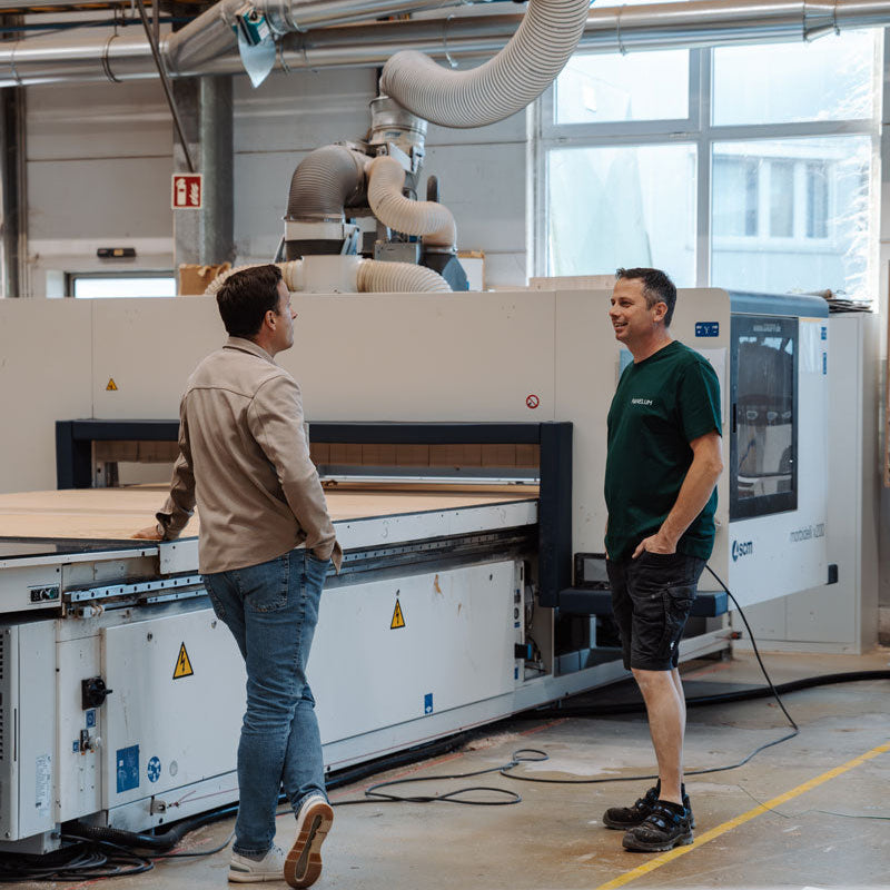 Oliver uns Sven im Gespräch vor dem CNC Bearbeitungszentrum