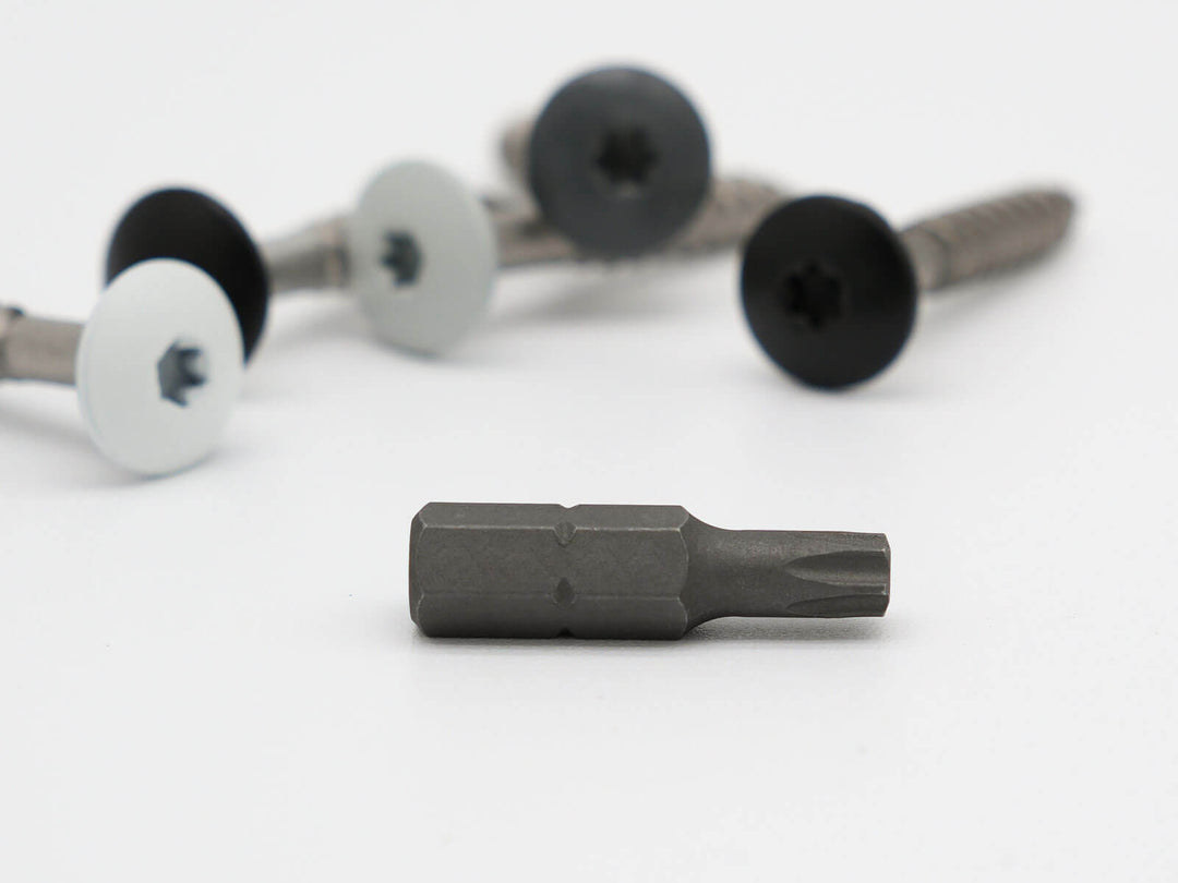 Seitenansicht des Bits Torx T20W mit HPL Schrauben im Hintergrund
