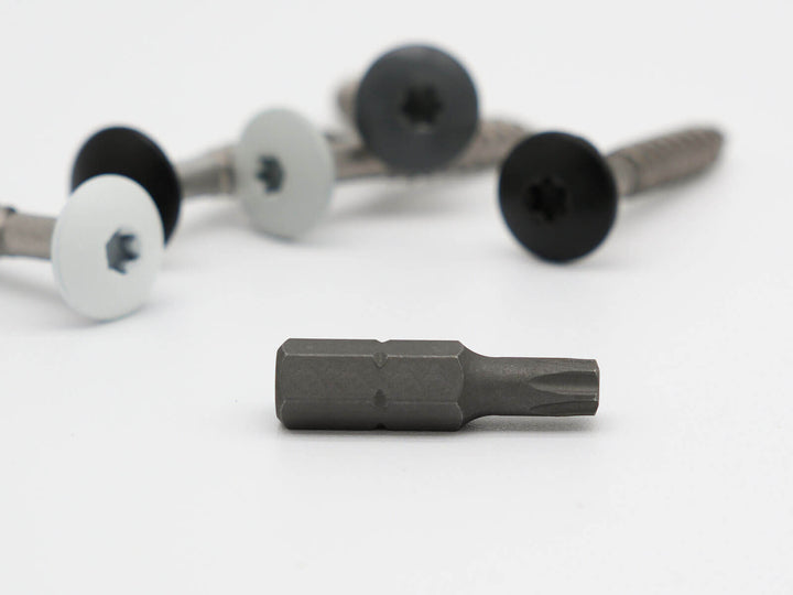 Seitenansicht des Bits Torx T20W mit HPL Schrauben im Hintergrund
